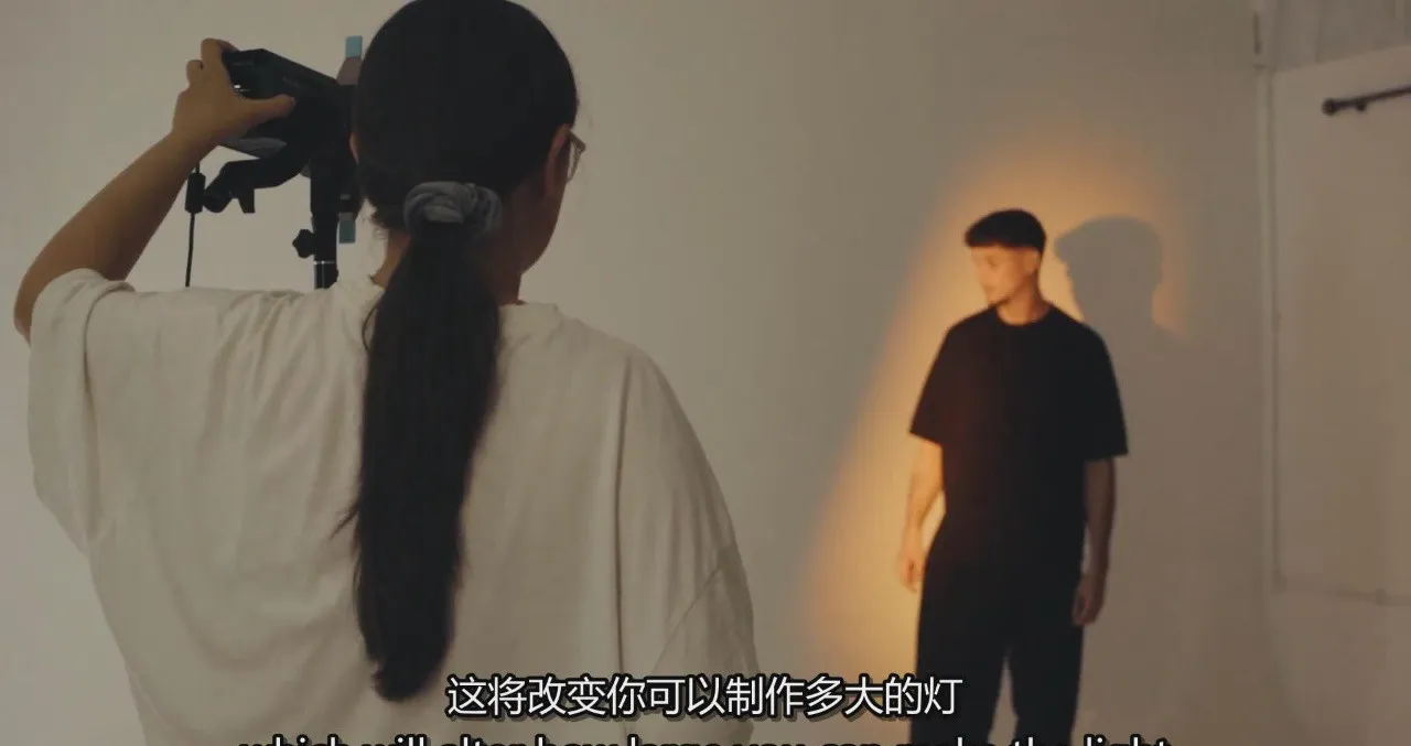 图片[7]-肖像摄影师Sophia Carey人像布光摄影棚灯光入门教程-中英字幕