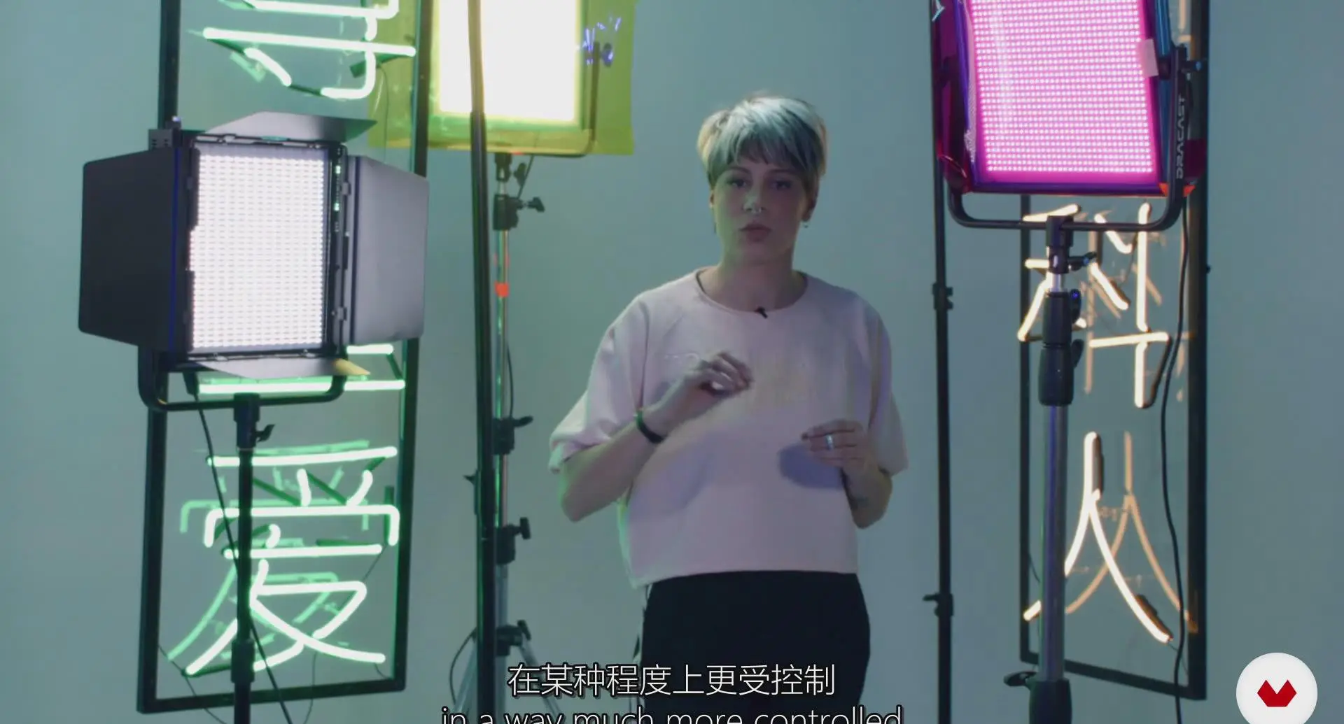 图片[2]-Mikeila Borgia 用连续光霓虹灯进行科技感人像摄影和修饰-中英字幕-美夕摄影